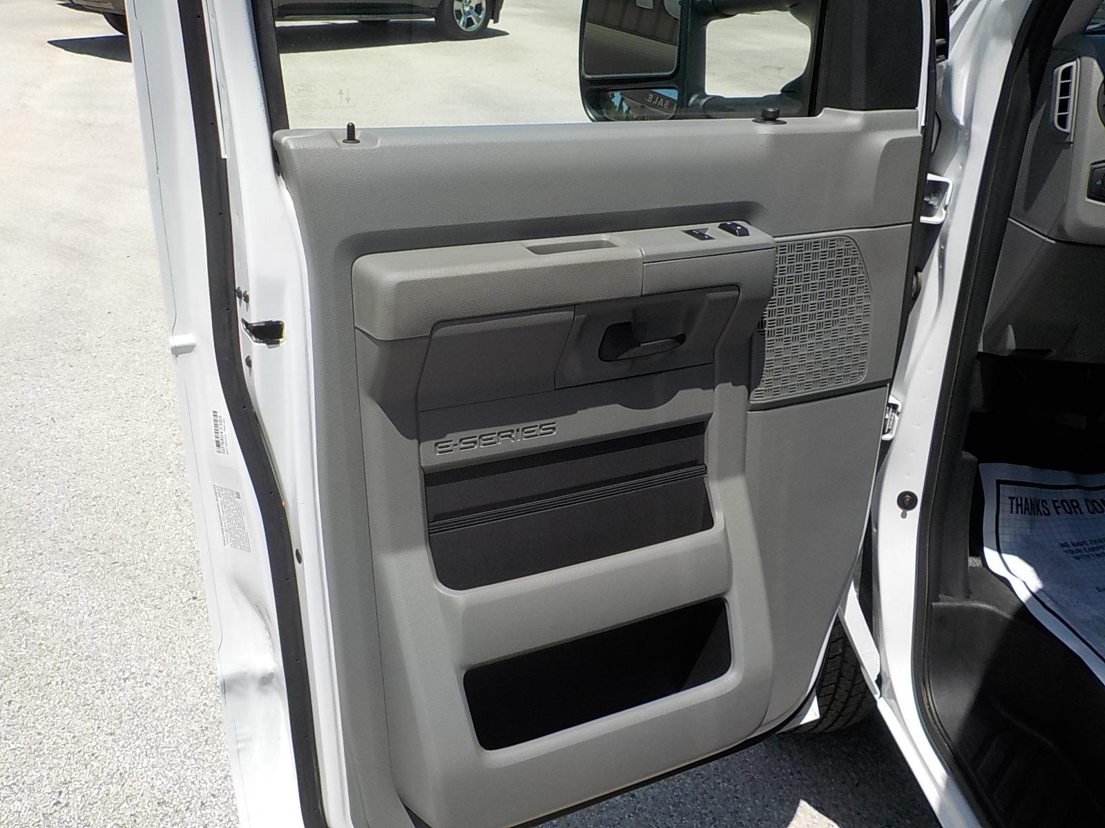 2022 White /Gray Ford Econoline (1FDWE3FK9ND) with an 7.3L V8 engine, AUTOMATIC transmission, located at 1617 W Church Street, Livingston, TX, 77351, (936) 327-3600, 30.710995, -94.951157 - LOW MILES!! If you're looking for a box van don't pass on this one!! It is ready for the BIG JOB!! This one is nice! - Photo #8